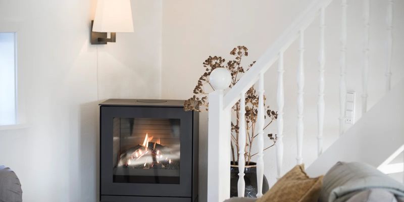RAIS® QT2 freestanding stove with a lit fire