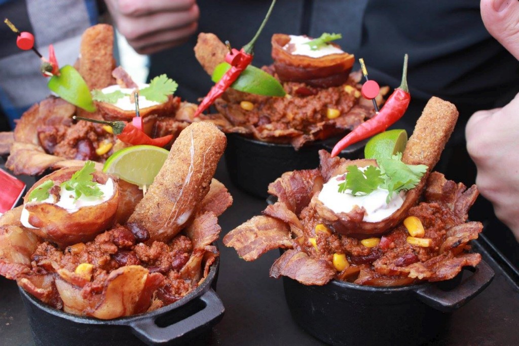 Some chili meals cooked on barbecue during Booster club du Rouge et Or football tailgate.