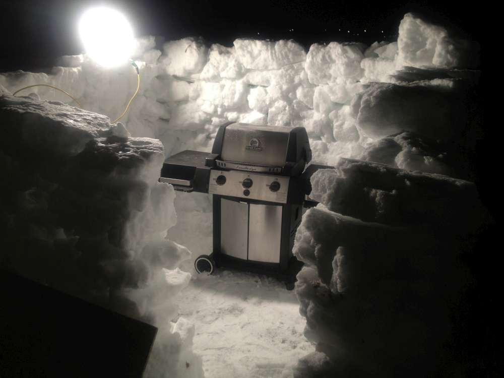 Use convenient accessories such as a grill light to cook in the dark.