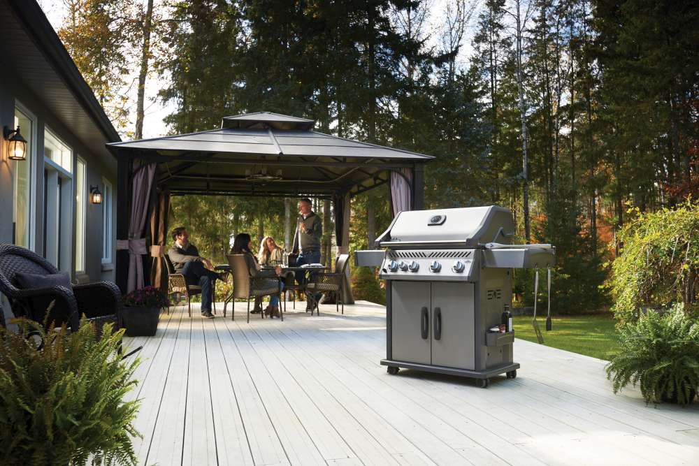 New Napoleon Rogue R 525 gas grill