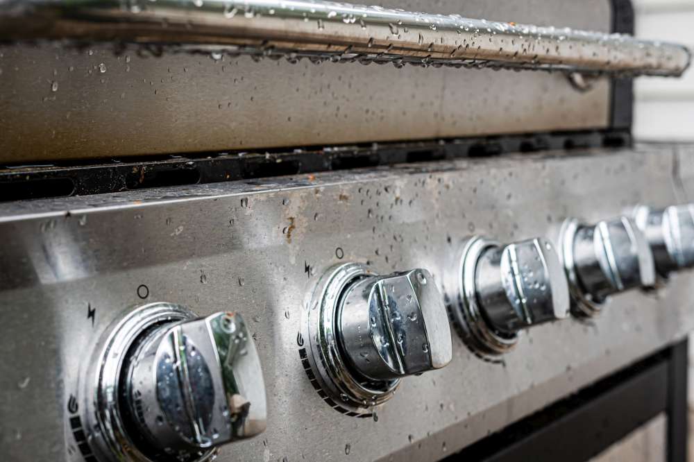 Stainless steel BBQ grill under rain, rain drops, Is a grill cover necessary?