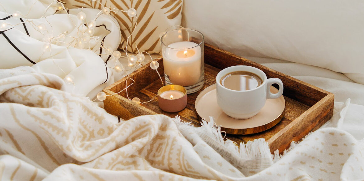 Hot Beverage Recipes to Enjoy by the Fireplace - hot beverage with twinkle light hygge style